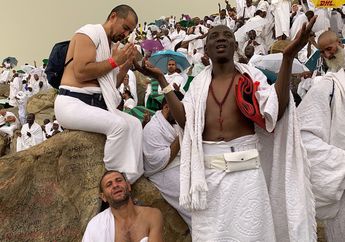 Diyakini Penuh Berkah, Tangan-tangan Tengadah Itu Jadi Saksi Atas Fenomena Langka di Arafah. Ada Petunjuk Apa dari Yang Maha Pencipta?