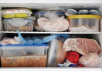 Sering Dilakukan, Ternyata Menyimpan Makanan Beserta Plastiknya di Kulkas Punya Dampak Mengerikan Ini!