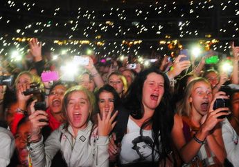 Lo Fans Kpop Akut? Atau Bilang Metal Lebih Bagus dari Musik Apapun? Mungkin Lo Kena 'Celebrity Worship' yang Menjangkiti Penggemar Musik Militan