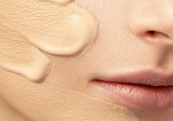 Enggak Banget! Hindari 5 Kesalahan Pakai Foundation yang Bikin Makeup Jadi Cakey dan Enggak Flawless!