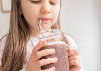 Mengejutkan, Ternyata Ini 5 Bahaya Ketika Kita Minum Pakai Sedotan!