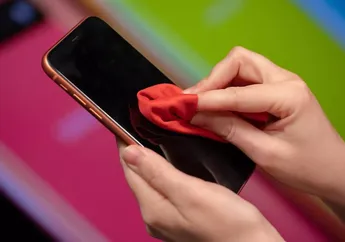 Jadi Cepat Rusak, Jangan Bersihkan Layar Handphone Pakai 5 Benda Ini, Ya!