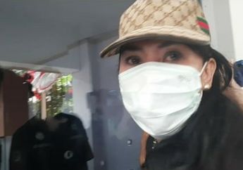Sempat Bantah Kasus Narkoba Rio Reifan, Henny Mona Tutupi Wajahnya Saat Jenguk Sang Suami