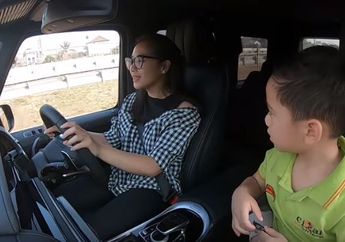 Nyetir Mercedez-Benz G63 AMG Ala 'Emak-Emak', Nagita Slavina: 'Ambil Sen Kiri Belok ke Kanan. Gue Barusan'