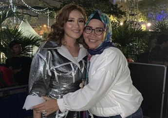 Anaknya Banting Tulang Cari Makan, Umi Kalsum Rela Ayu Ting Ting Joget dengan Pakaian Seksi & Dikelilingi Banyak Pria