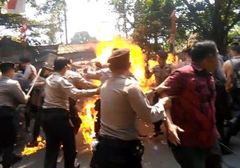 Terungkap! Identitas Pria Berjaket Coklat yang Turut Berikan Pertolongan Pertama Padamkan Api di Tubuh Almarhum Aiptu Erwin, Hanya Berbekal Kardus Bekas