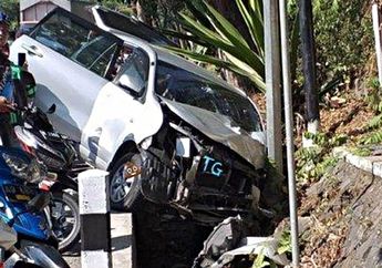 Ban Mobil Pecah Saat Melaju Jangan Langsung Banting Stir, Seperti Ini yang Seharusnya Dilakukan