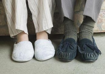 3 Bahaya Pakai Sepatu/Sendal di Dalam Rumah, Bisa Sebarkan Penyakit!