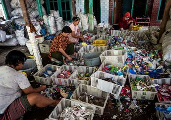New York Times Bahas 2 Desa di Pelosok Jawa Timur Ini Gara-gara Pembakaran Sampah Plastik di Pabrik Tahu. Ternyata Sampah Plastik Itu Impor dari Negara Ini