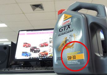 Jangan Asal Iya Saja, Ladies Pengguna Mobil LCGC Perlu Tahu Kode Angka yang Ada di Botol Oli Mesin