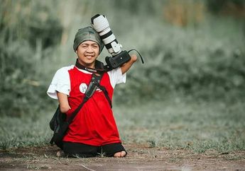 Belajar Motret dari Darwis Triadi Antarkan Fotografer Difabel Ini Dapat Proyek dari Dian Sastro