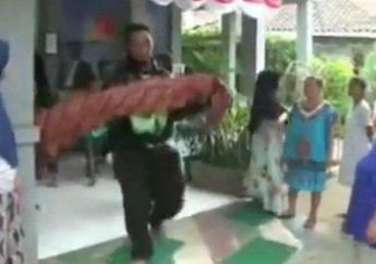 Ditolak Ambulans Puskesmas Karena Masalah SOP, Seorang Ayah Nekat Gendong Jenazah Anaknya Pulang ke Rumah Duka