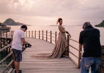 Ketajaman Lensa Darwis Triadi Buktikan Kebaya Bukan Pakaian Adat Biasa. Foto-Foto Ini Buktinya!