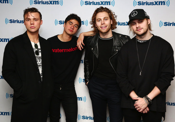 Berburu Album BLACKPINK & Hal Seru Lain yang Dilakukan 5 Seconds of Summer Sebagai Fanboy Sejati. Kocak Abis!