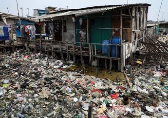 Kisah Warga Kampung Baru yang Bertahan Hidup di Atas Lautan Sampah