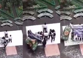 Rela Hujan-hujanan Demi Payungi Juniornya yang Sedang Salat di Pekarangan Gedung Fakultas, Aksi Panitia Ospek UIN Jakarta Ini Bikin Kagum