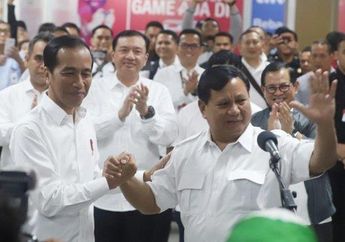 Usai Pertemuan di Istana Merdeka, Jokowi Tersenyum Lebar Saat Foto Selfie dengan Awak Media. Lantas, Kenapa Prabowo Pasang Muka Tegang?