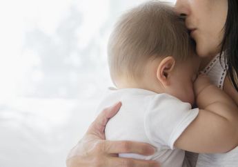 Sambil Menangis Seorang Ibu Berikan Penghormatan Terakhir Buat Putranya yang Meninggal, Namun 3 Hari Kemudian Ia Terkejut, Lihat yang Terjadi dengan Makam Anaknya