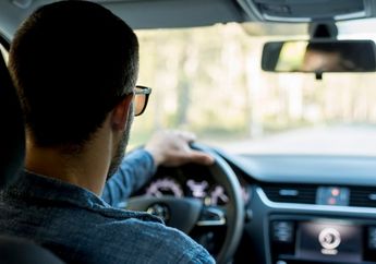 Seorang Pria Berdiam di Dalam Mobil Tanpa Mandi Selama Sebulan Demi Menguntit Sang Mantan, Gagal Move On?