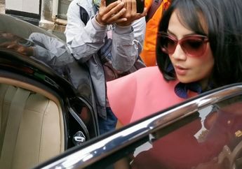 Baru Keluar dari Penjara, Vanessa Angel Pakai Baju Tahanan Lagi!