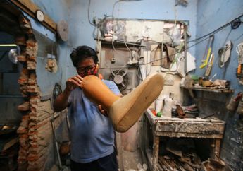 Cita-cita Pembuat Kaki Palsu Ini Sungguh Mulia. Lihat Foto-foto Aksinya yang Bikin Kita Terharu