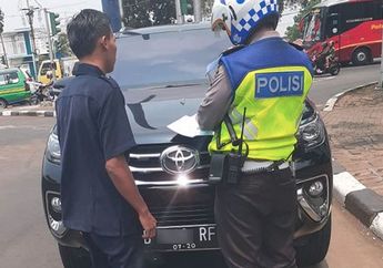 Polisi Tangkepin Mobil Berpelat Nomer RF Akibat Lakukan Pelanggaran yang Sama, Kendaraan Pejabat Negara?