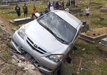 Toyota Avanza Terguling dan Timpa Makam TPU Tanah Kusir, Pengemudinya Tidak Lecet Sedikitpun!
