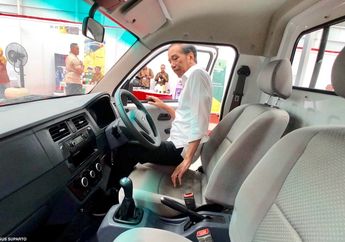 Biarpun Masih Ada Kurang-kurang Sedikit, Jokowi Tampak Sumringah. Foto-foto Ini Buktikan Jokowi Tak Paksa Kita Beli Mobil Esemka, Tapi...