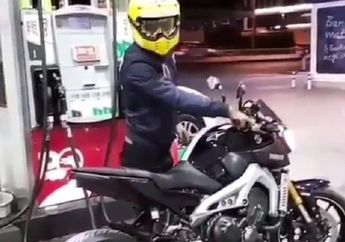 Gara-Gara Mentaati Aturan Saat Isi Bensin, Pengendara Motor ini Justru Jadi Sorotan dan Ditertawakan
