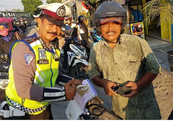 Kena Razia Operasi Patuh, Pria Asal Bojonegoro Kaget Lihat Polisi yang Periksa Ternyata Anak Mantunya Sendiri