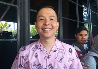 Antusias dengan Kontroversi Livi Zheng, Ernest Prakasa: Biar Orang Juga Teredukasi