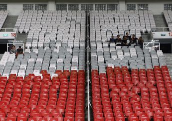 Tak Ada Lagi Yel-yel Kebanggaan yang Menembus Langit, Langkah Pemain Ke-12 Timnas Garuda Itu Kian Lesu. Inilah Foto-foto Pilu Suporter Bola Kita!