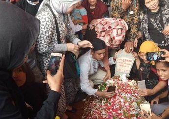 Heboh Ibu-Ibu Berebut Foto di Makam BJ Habibie, Suasana Sempat Tak Terkendali Hingga Terjadi Hal Ini