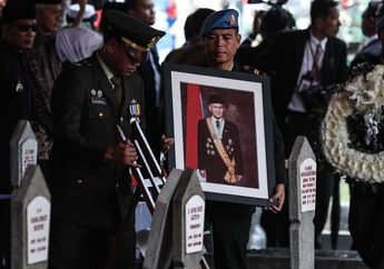 Berikan Penghormatan Terakhir, Ada Dua Buah Perahu Kertas di Atas Pusara BJ Habibie. Fotonya Bikin Kita Trenyuh...