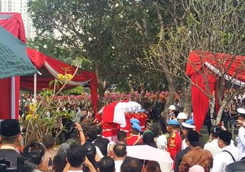 Suasana Haru Iringi Prosesi Pemakaman BJ Habibie, Warga Nyanyikan 'Gugur Bunga' Saat Jenazah Dikebumikan