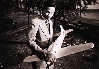 Tak Banyak yang Tahu, Rupanya BJ Habibie Pernah Terima Penghargaan Bergengsi Dunia Penerbangan Sipil. Buktinya Ada dalam Foto Bersejarah Ini...