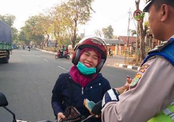 Distop Polisi Gegara Langgar Aturan Lalu Lintas, Cewek Berhijab Ini Malah Umbar Senyum
