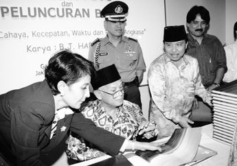 Berdebat Soal Perempuan Pendamping Hidup, Ibunda Pernah Skakmat BJ Habibie dengan Kalimat Ini...