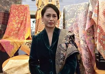Gaya Modis Insana Habibie, Menantu BJ Habibie yang Tak Bisa Jauh dari Batik