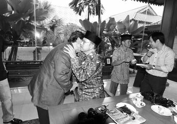 Sukses Rayu Ganti Kamera Kesayangan, Darwis Triadi Tunjukkan Kehangatan BJ Habibie lewat Foto Hitam Putih