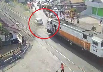 Toyota Rush Ibu Guru di Tegal Diseruduk Kereta Api, BTW Serobot Perlintasan Bisa Dipenjara Loh