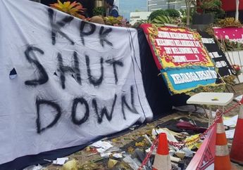 Undang-undang Telah Direvisi, Pegawai KPK Lantunkan Puisi Sendu: Bicara Korupsi Tak Ada Lagi Koalisi Atau Oposisi. Inilah Foto-foto Pilu Pegawai KPK...