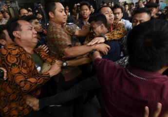 Karyawan KPK Baku Pukul dengan Massa Aksi Unjuk Rasa di Teras Gedung Merah Putih. Mengapa Polisi Diam Saja?