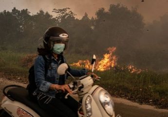Kabut Asap Makin Pekat, Tagar #IndonesiaDaruratAsap Trending Topic di Twitter. Foto Patung Kenakan Masker di Pekanbaru Jadi Harapan Agar Jokowi Turun Lapangan