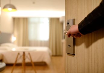 7 Etika yang Harus Dipahami saat Menginap di Hotel, Salah Satunya Jangan Pakai Sandal Hotel ke Luar Kamar!