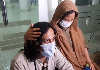 Suami Beberkan Fakta Kanker yang Diidap, Ria Irawan Berderai Air Mata Sembari Mengelus-elus Punggung Mayky Wongkar