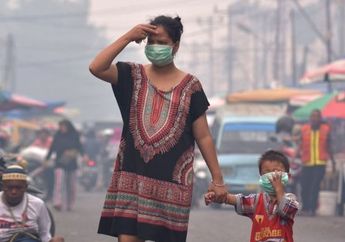 Kualitas Udara Riau Makin Parah, Jambi dan Sumatera Selatan Ikut Sumbang Kabut Asap. Foto Ibu Gandeng Anak dengan Masker Ini Bikin Kita Elus Dada