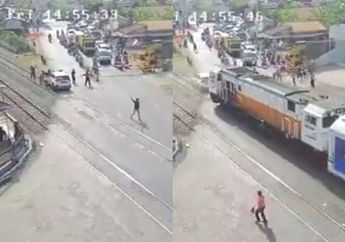 Detik-Detik Menegangkan Mobil Seorang Guru Diterjang Kereta Api saat Mogok di Tengah Rel