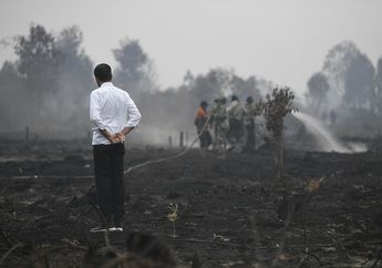 Kabut Asap Masih Selimuti Langit Riau, Presiden Jokowi Salat Istisqa Sebelum Turun ke Lokasi Kebakaran. Akankah Bencana Ini Segera Berlalu? Foto-foto Ungkap Kerja Keras Itu...