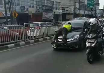 Walah! Ngotot Nggak Salah Parkir di Trotar, Berujung Polisi Tengkurap di Kap Honda Mobilio